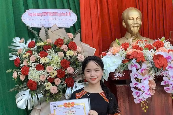 Hồ Thị Hậu (sinh viên năm 2 ngành Sư phạm Ngữ văn, ĐH Sư phạm Đà Nẵng). Ảnh NVCC.