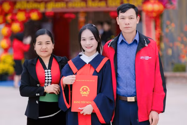 Lò Thị Hồng cùng bố mẹ.