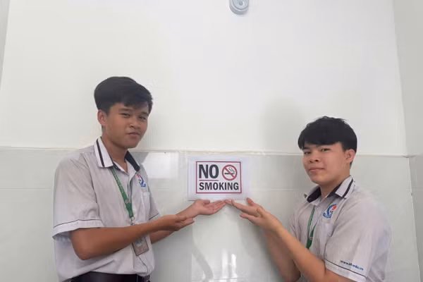 Trường Cao đẳng Quốc tế TP.HCM treo biển cấm hút thuốc lá ở nhiều nơi trong khuôn viên nhà trường để nhắc nhở học sinh, sinh viên. Ảnh NTCC.