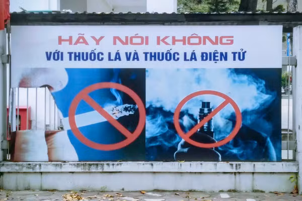 Biển báo về không hút thuốc lá được thiết kế ở các trường học.
