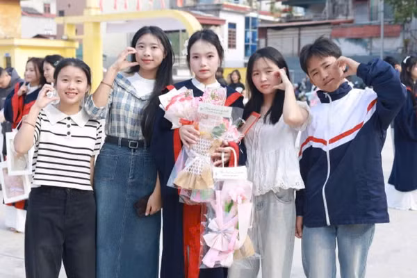 Thào Thị Giàng (giữa) cùng các bạn của mình.