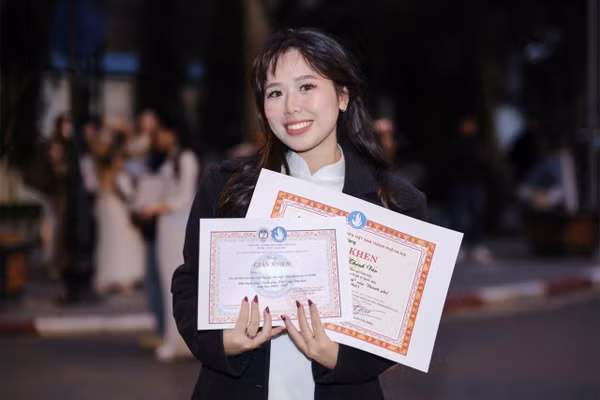 Đặng Thanh Vân - tân cử nhân ngành Quản trị Marketing K64, Viện Đào tạo Tiên tiến, Chất lượng cao và POHE, ĐH Kinh tế Quốc dân. Ảnh NVCC