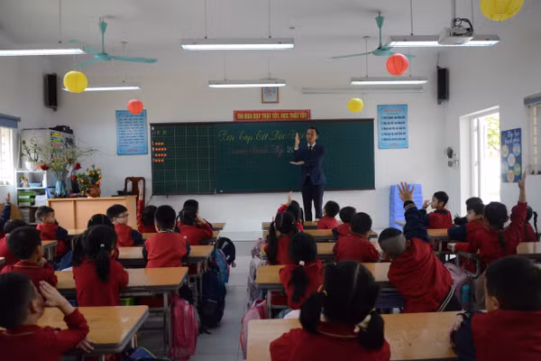 Thầy Đặng Vũ Hiệp, Giáo viên Tổng phụ trách Đội Trường Tiểu học Đoàn Kết (phường Long Biên, Hà Nội) trong tiết học ngày cuối năm. Ảnh NC.