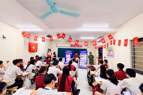 Trường THPT Phùng Khắc Khoan (Hà Nội) luôn xác định phòng, chống tác hại của thuốc lá là nhiệm vụ giáo dục thường xuyên. Ảnh NTCC.