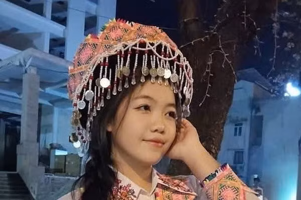 Nữ sinh người Mông Và Thị Mai Thu. Ảnh NVCC.