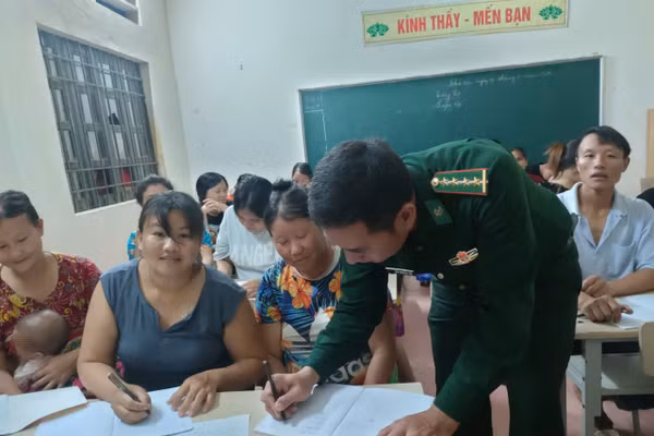 Thiếu tá Đào Nguyên Túc, nhân viên Trinh sát, Đồn Biên phòng Tam Chung, Bộ đội Biên phòng tỉnh Thanh Hóa giảng dạy tại lớp xoá mù chữ. Ảnh NVCC.