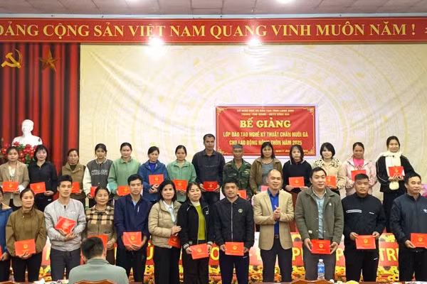 Trung tâm GDNN - GDTX Bình Gia trao chứng chỉ cho học viên hoàn thành khoá học. Ảnh NT.
