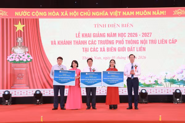 Thứ trưởng Bộ GD&ĐT Đoàn Trung Kiên (ngoài cùng bên phải) và ông Phạm Vĩnh Thái – Thành viên Hội đồng thành viên, Tổng Biên tập NXBGDVN trao biển tặng sách cho đại diện Ban Giám hiệu các trường Phổ thông nội trú Tiểu học và Trung học cơ sở.