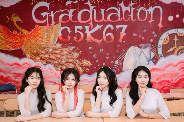 Em Lò Thị Dương (ngoài cùng bên trái) và bạn bè.
