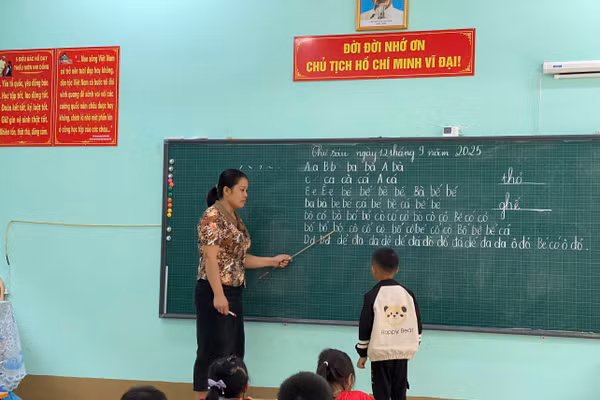 Cô giáo Hà Thị Khuyên cùng học trò.