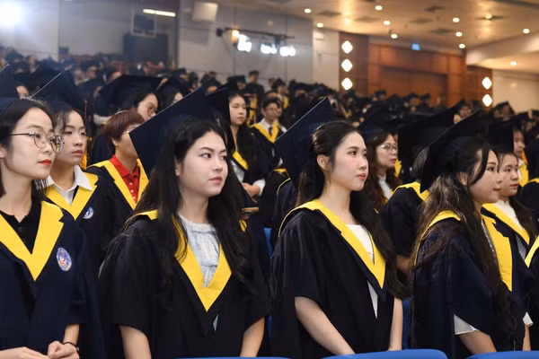 Học viên nhận bằng tốt nghiệp thạc sĩ.