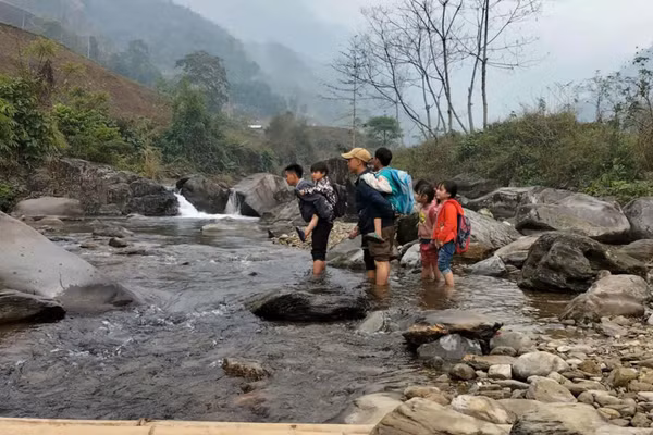 Con đường đến trường của học sinh Trường Tiểu học Nà Thằn, xã Quảng Lâm phải qua nhiều khe suối.