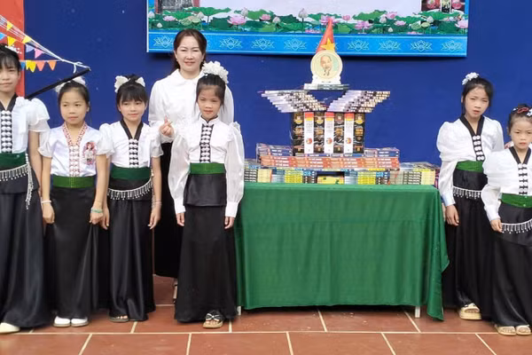 Cô Dương Thị Bích Ngọc luôn khuyến khích học trò mặc trang phục truyền thống của dân tộc.