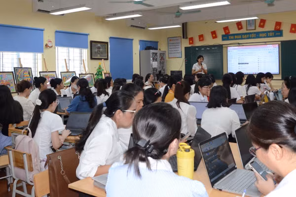 Giáo viên Trường Tiểu học Phúc Đồng tham gia tập huấn ứng dụng AI vào giảng dạy. Ảnh NC.