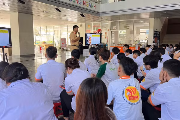 Học sinh hệ 9 nghe tuyên truyền về tác hại thuốc lá.