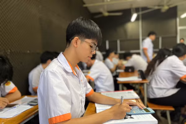 Hà Quốc Việt - lớp 12VD05, Trường Cao đẳng Viễn Đông.
