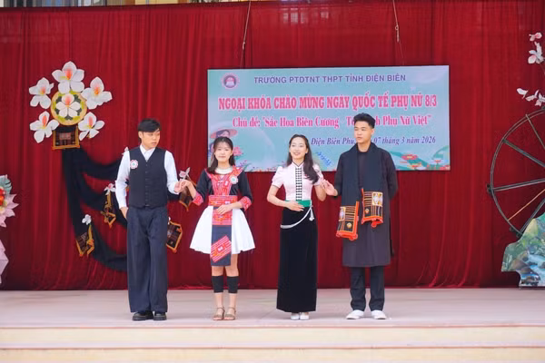 Học sinh Trường Phổ thông DTNT THPT tỉnh Điện Biên tham gia các hoạt động ngoại khoá.