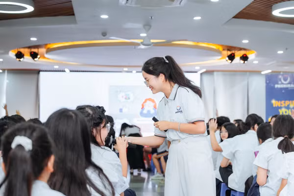 Cô Bùi Thảo Vân – Chuyên viên Tư vấn tâm lý học đường, Trường Phổ thông liên cấp Phenikaa (Hà Nội) trao đổi cùng học sinh.