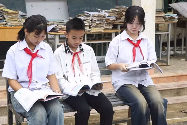 Học sinh Trường Phổ thông Dân tộc bán trú THCS Chiềng Sơ (xã Mường Luân) đọc sách giáo khoa mới. Ảnh: TTXVN.