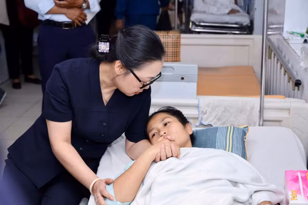 Thứ trưởng Bộ GD&ĐT Nguyễn Thị Quyên Thanh hỏi thăm cô giáo Hoàng Thị Hiền. Ảnh Moet.