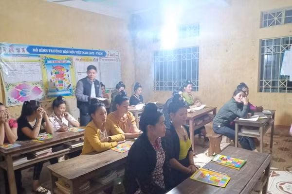 Lớp xoá mù chữ ở xã Chiềng Sinh, tỉnh Điện Biên.