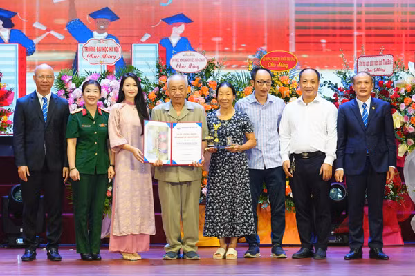 Lãnh đạo Trường ĐH Thuỷ lợi trao tặng danh hiệu gia đình Thuỷ lợi cho các gia đình.