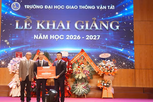 Ông Trần Đại Nghĩa - Tổng giám đốc Tập đoàn Xây dựng Minh Đức và Tập đoàn OVM (Trung Quốc) trao tặng 10 suất học bổng trị giá 200 triệu đồng cho sinh viên Đại học GTVT.