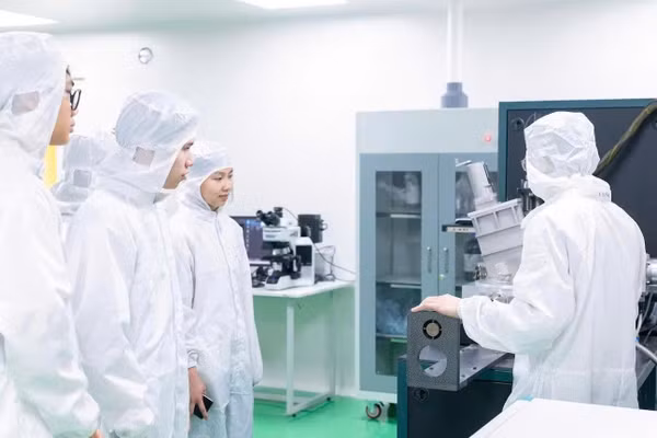 Sinh viên Đại học Phenikaa tham gia nghiên cứu.