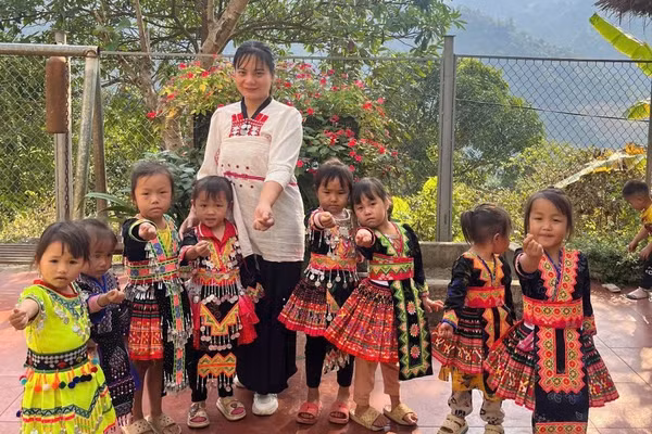 Cô Vũ Thị Hải Bình - Giáo viên Trường mầm non Trung Chải, xã Pa Tần, tỉnh Lai Châu.