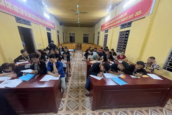 Lớp học xoá mù chữ ở Lạng Sơn được tổ chức tại nhà văn hoá thôn để thuận lợi cho người dân đến học.