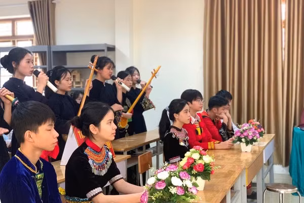 Học sinh Trường THPT DTNT tỉnh Lạng Sơn trong giờ sinh hoạt ngoại khoá.