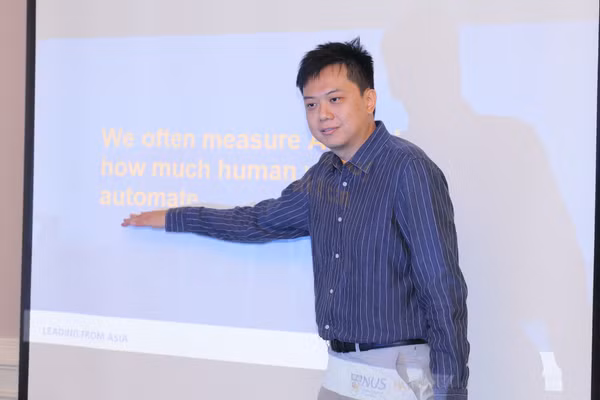 Tiến sĩ Tan Hong Ming, phụ trách Vận hành số Trường Kinh doanh, Đại học Quốc gia Singapore (NUS).