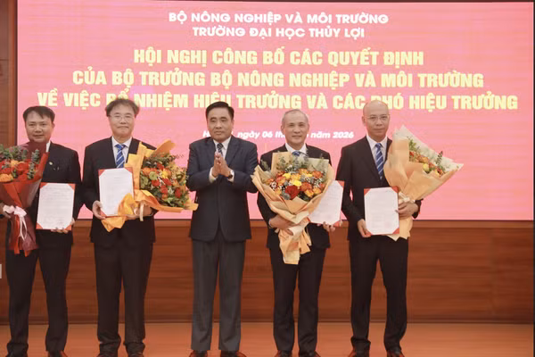 GS.TS Nguyễn Trung Việt (thứ hai từ phải sang) đảm nhiệm chức Hiệu trưởng Trường Đại học Thủy lợi nhiệm kỳ 2026-2030.