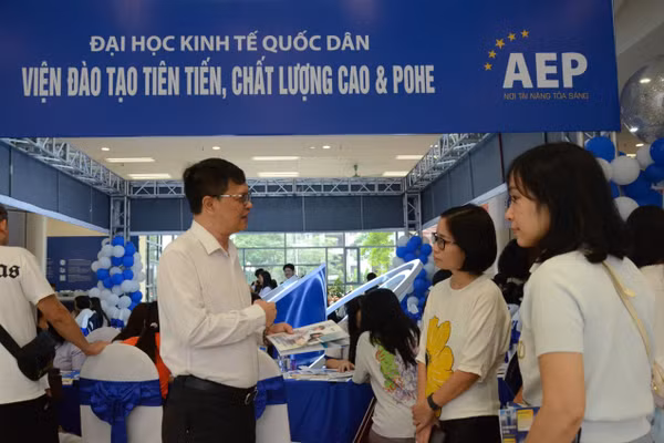TS Bùi Văn Ngọc - Viện trưởng Viện đào tạo tiên tiến, chất lượng cao và POHE tư vấn cho phụ huynh, học sinh. Ảnh NC.