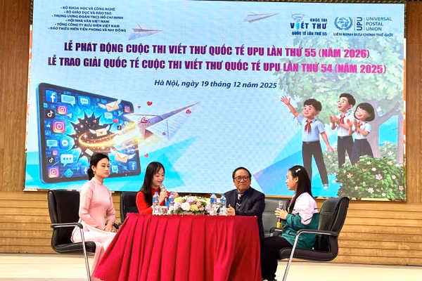 Giao lưu của khách mời. Ảnh LA.