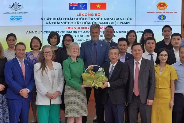 Thứ trưởng Bộ Nông nghiệp và Môi trường Hoàng Trung, Đại sứ Australia tại Việt Nam Gillian Bird và các đại biểu tại Lễ công bố xuất khẩu trái bưởi của Việt Nam sang Australia.