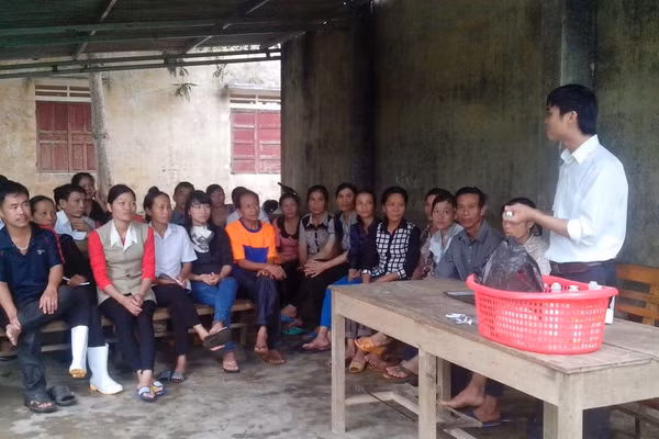 Một giờ học thực hành, học viên chính là bà con nông dân. Ảnh TL.