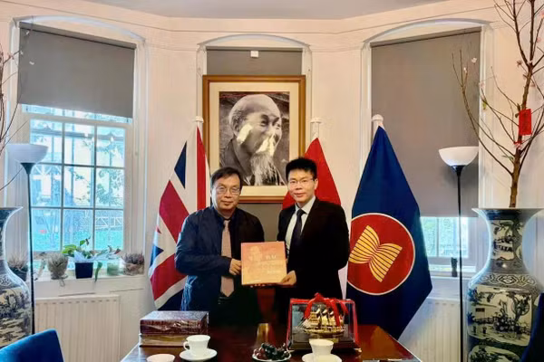 Ông Nguyễn Tiến Thanh - Tổng Giám đốc NXBGDVN trao tặng sách cho Đại sứ quán Việt Nam tại Vương quốc Anh.
