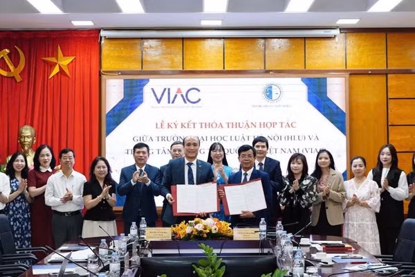Quang cảnh lễ ký kết.