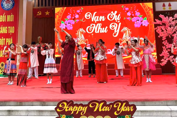 Học sinh Trường THCS Ngọc Lâm tham gia hoạt động văn nghệ “Chào Xuân Bính Ngọ” 2026. Ảnh NC.