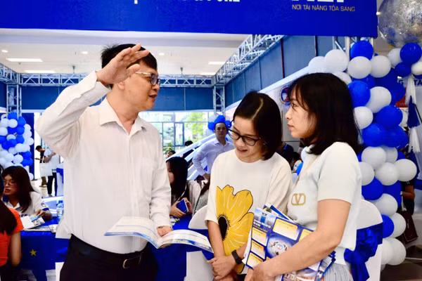 TS. Vũ Văn Ngọc - Viện trưởng Viện Đào tạo Tiên tiến, Chất lượng cao và POHE, ĐH Kinh tế Quốc dân trao đổi cùng phụ huynh. Ảnh: Ngô Chuyên.