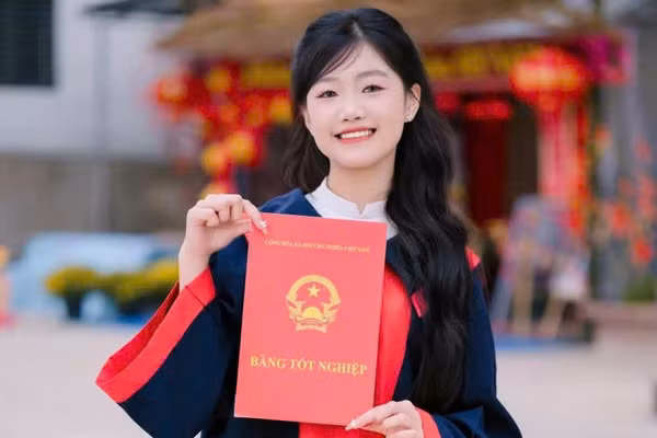 Lò Thị Hà Phương chính thức trở thành tân sinh viên khoa Sư phạm Toán, Đại học Sư phạm Hà Nội. Ảnh NVCC.