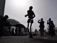 chum-anh-robot-hinh-nguoi-tham-gia-chay-ban-marathon-dau-tien-tren-the-gioi-4.jpg