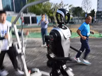 chum-anh-robot-hinh-nguoi-tham-gia-chay-ban-marathon-dau-tien-tren-the-gioi-8.jpg