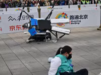 chum-anh-robot-hinh-nguoi-tham-gia-chay-ban-marathon-dau-tien-tren-the-gioi-6.jpg