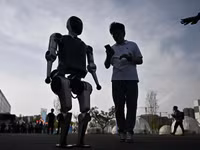 chum-anh-robot-hinh-nguoi-tham-gia-chay-ban-marathon-dau-tien-tren-the-gioi-2.jpg