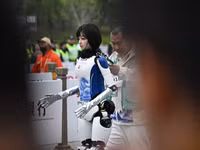 chum-anh-robot-hinh-nguoi-tham-gia-chay-ban-marathon-dau-tien-tren-the-gioi-9.jpg