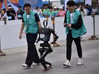 chum-anh-robot-hinh-nguoi-tham-gia-chay-ban-marathon-dau-tien-tren-the-gioi-7.jpg