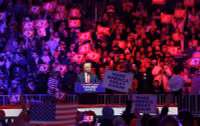 chum-anh-cuoc-van-dong-truoc-le-nham-chuc-cua-ong-trump-06.jpg