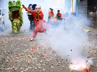 hang-tram-trieu-nguoi-khap-chau-a-mung-nam-con-ran-1.jpg